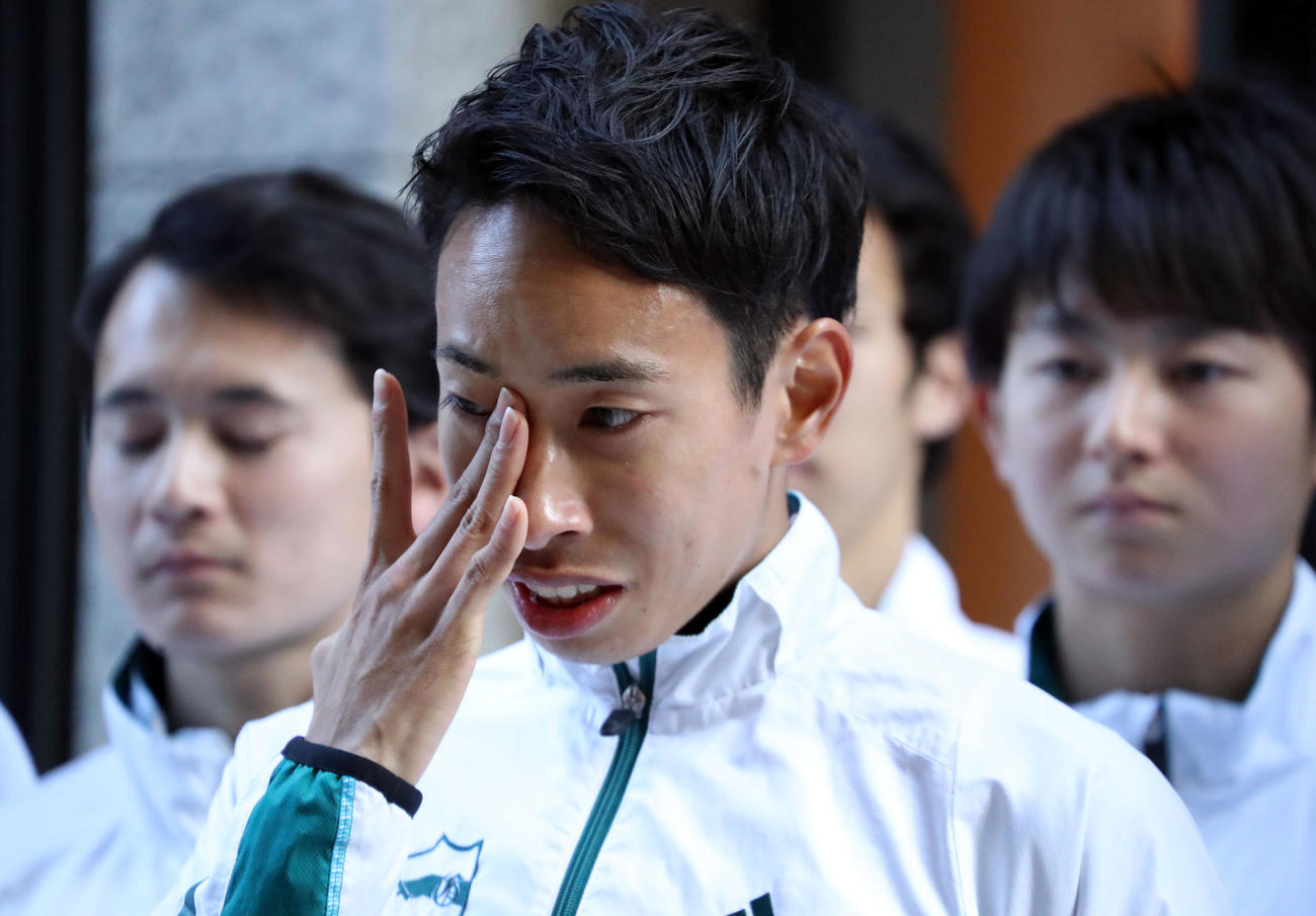 19年1月、第95回箱根駅伝　優勝を逃し、応援者に泣きながらあいさつする青学大3区森田