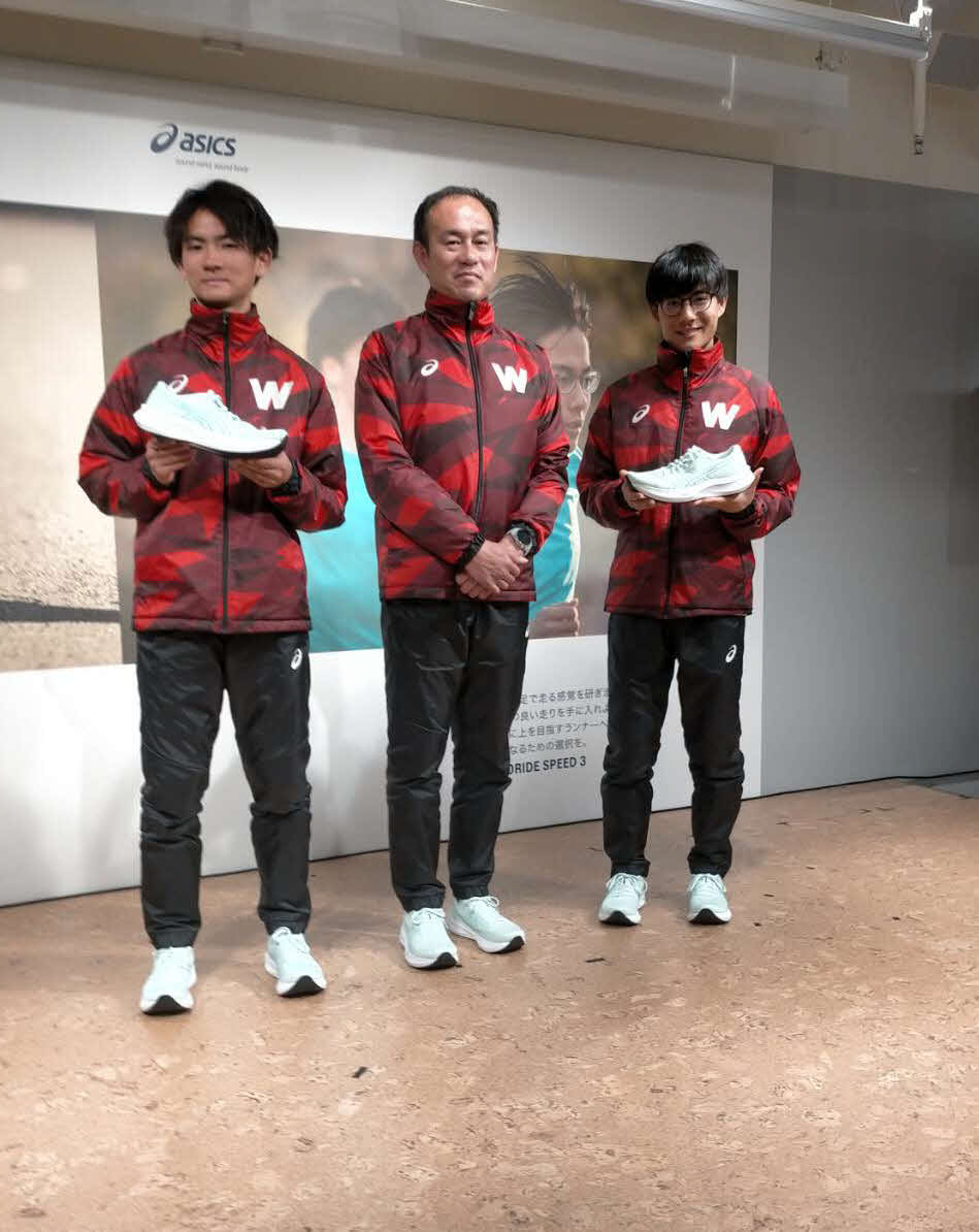 新製品発表会に出席した早大の山口竣、花田監督、工藤（左から）