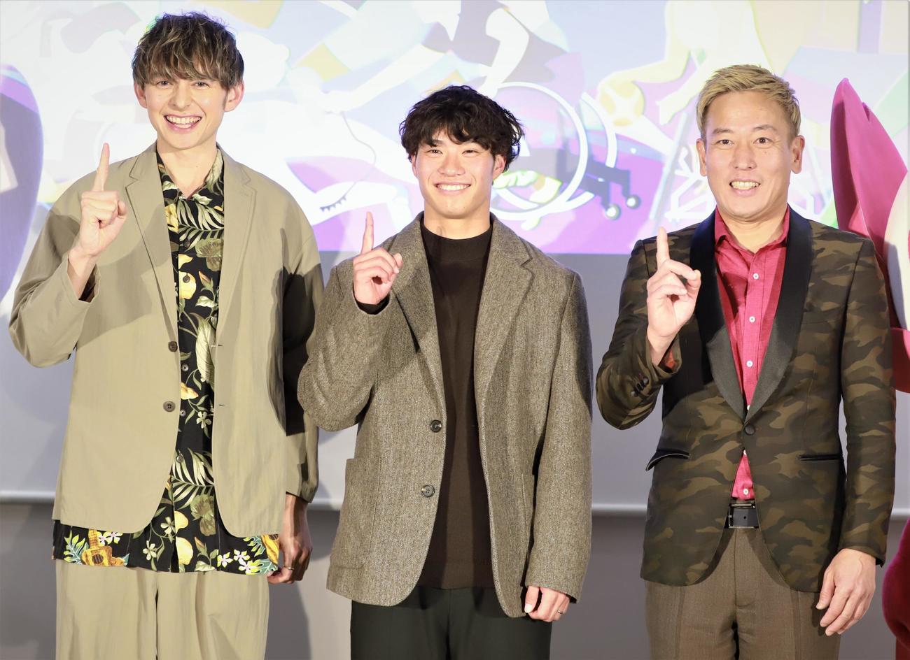 陸上世界選手権イベントに登壇した、左からハリー杉山、男子短距離の坂井隆一郎、じゅんいちダビッドソン（撮影・藤塚大輔）