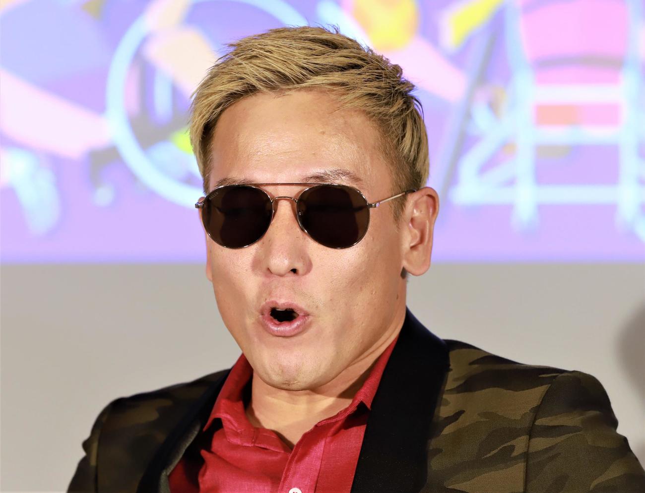 陸上世界選手権イベントでサングラスを身につけ、元サッカー日本代表の本田圭佑をまねて「伸びしろですねぇ」と口にするじゅんいちダビッドソン（撮影・藤塚大輔）