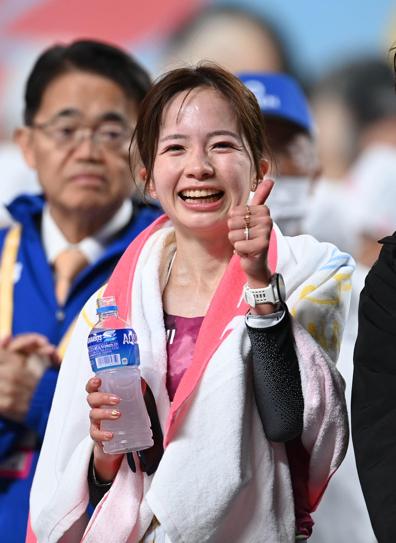2位でゴールし笑顔でポーズを決める佐藤早也伽（撮影・森本幸一）