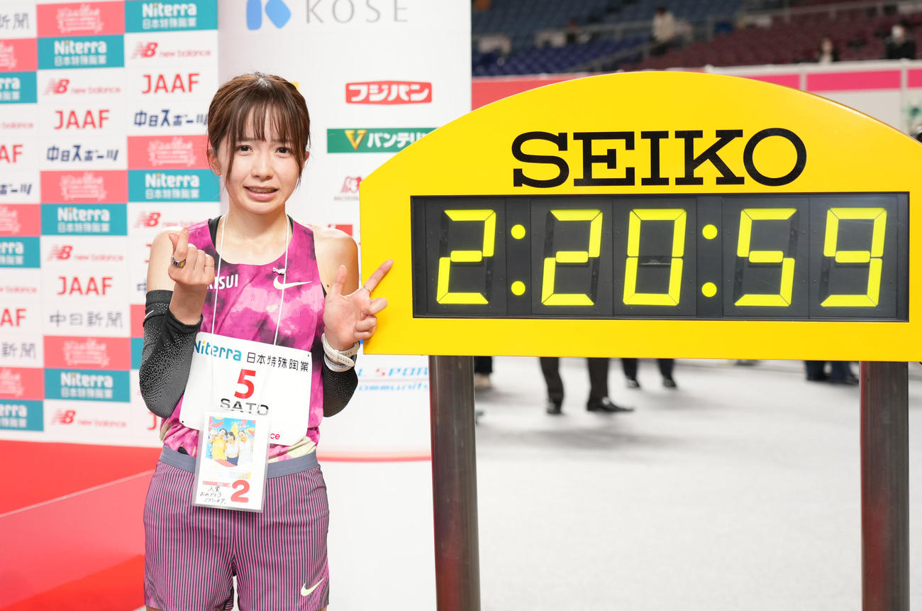 日本人トップの2時間20分59秒でゴールし感極まる佐藤早也伽（撮影・森本幸一）