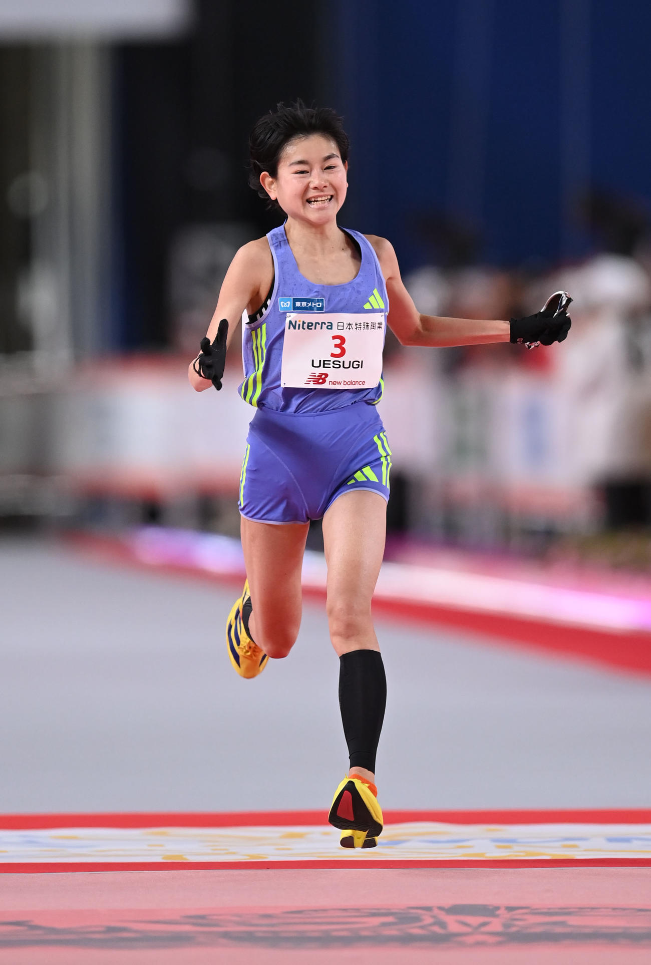 4位でゴールする上杉真穂（撮影・森本幸一）
