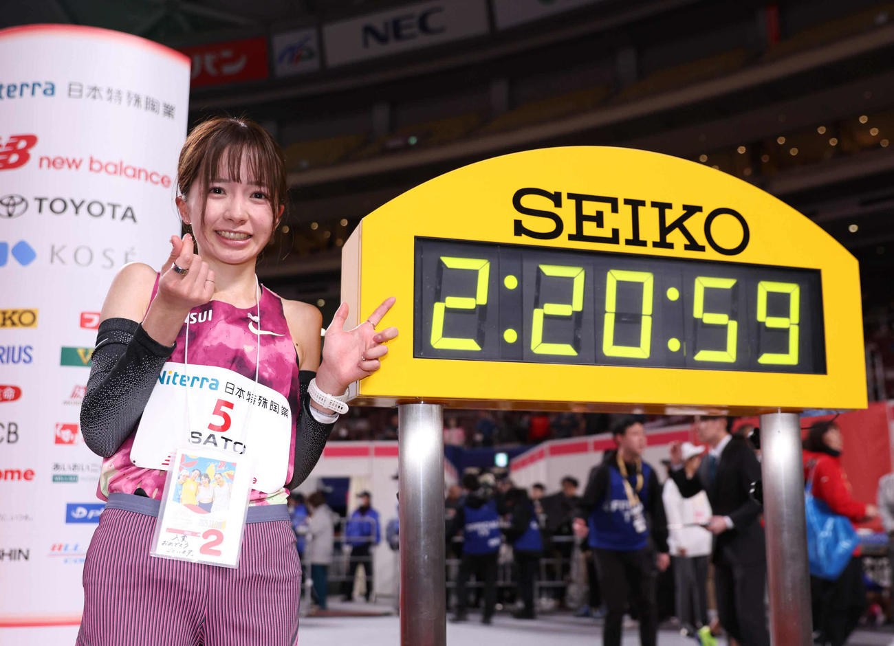 2時間20分59秒の自己ベストで2位に入り、ポーズをとる佐藤（代表撮影）
