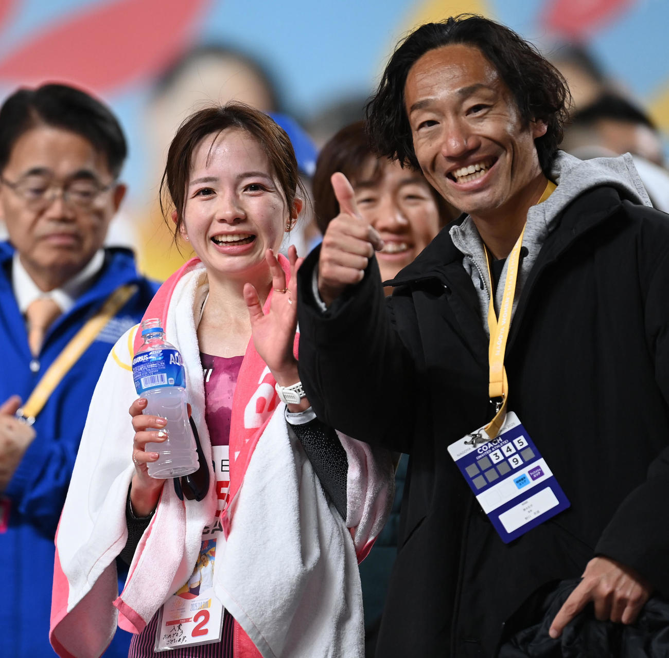 2位でゴールし野口秀盛監督と笑顔でポーズを決める佐藤早也伽（左）（撮影・森本幸一）