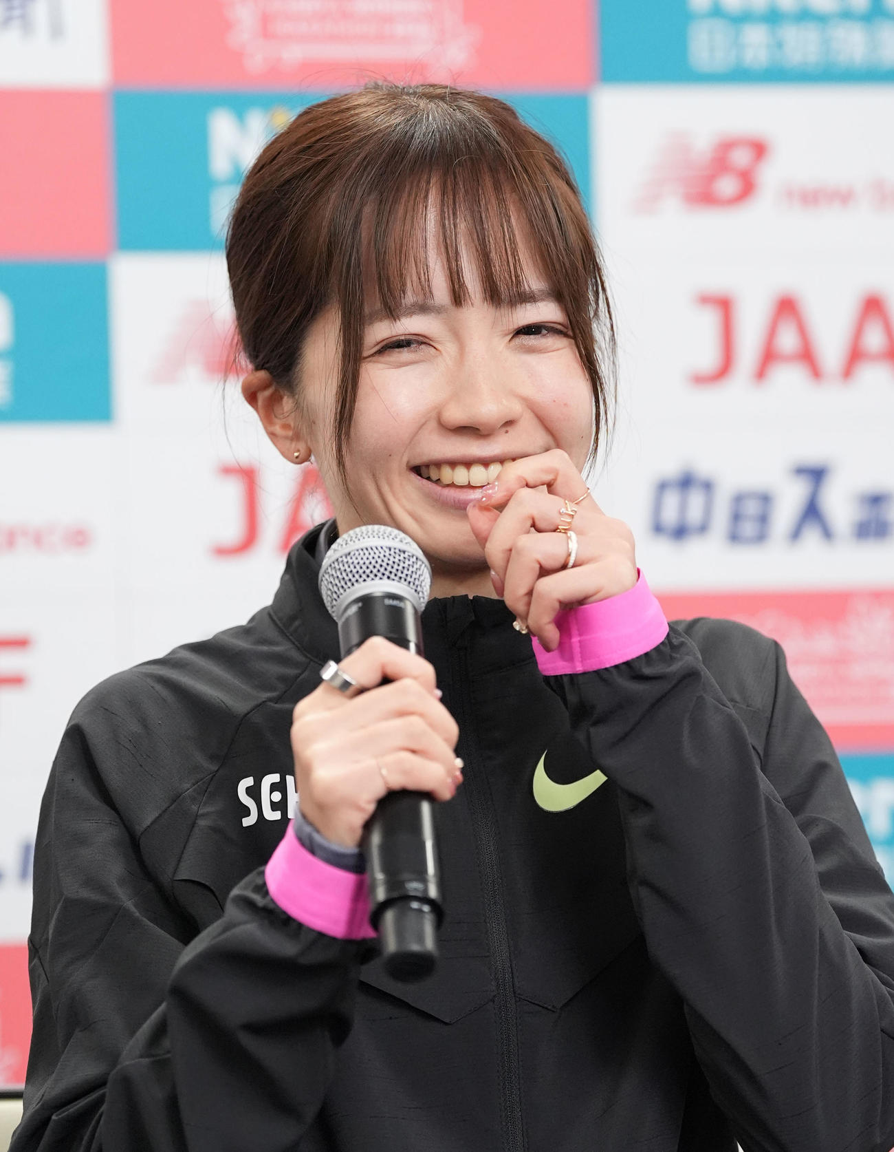 会見で笑顔を見せる佐藤早也伽（撮影・森本幸一）