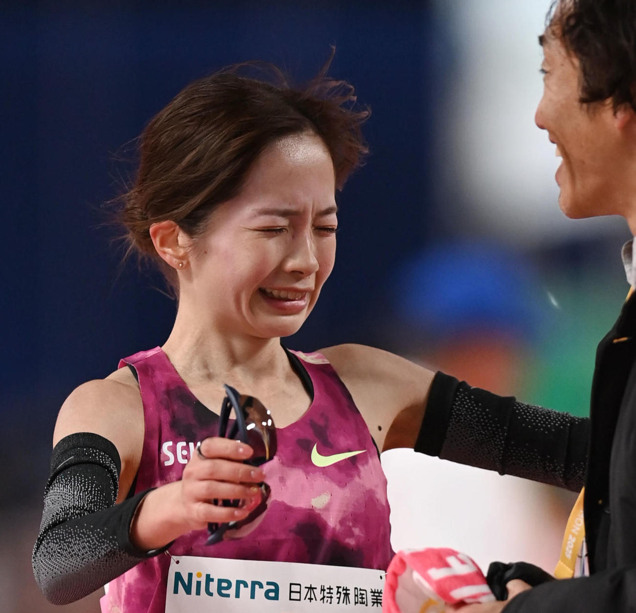 2位でゴールし感極まる佐藤早也伽（左）（撮影・森本幸一）