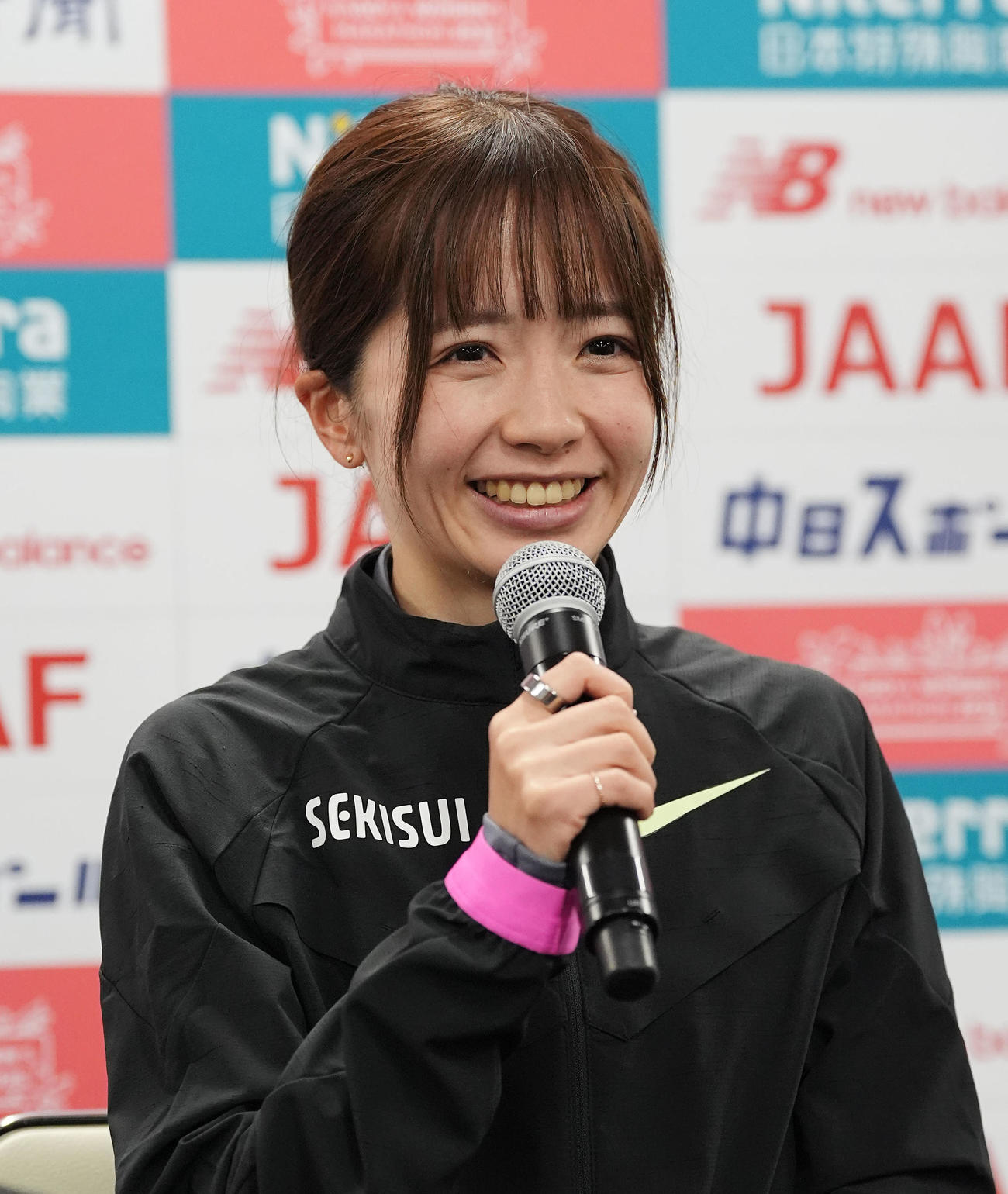 会見で笑顔を見せる佐藤早也伽（撮影・森本幸一）