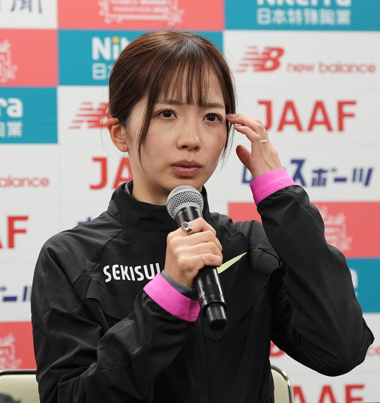 会見する佐藤早也伽（撮影・森本幸一）