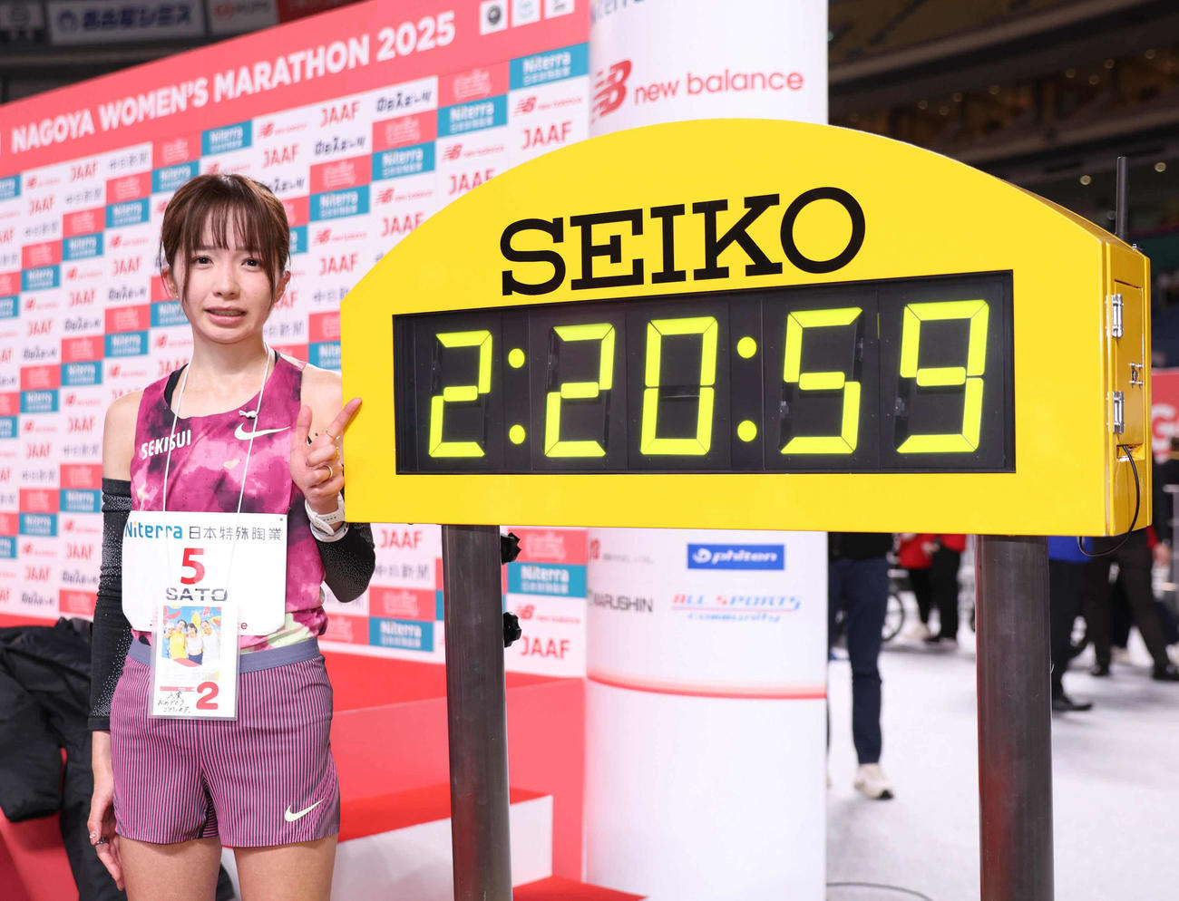 2時間20分59秒の自己ベストで2位に入り、ポーズをとる佐藤（代表撮影）