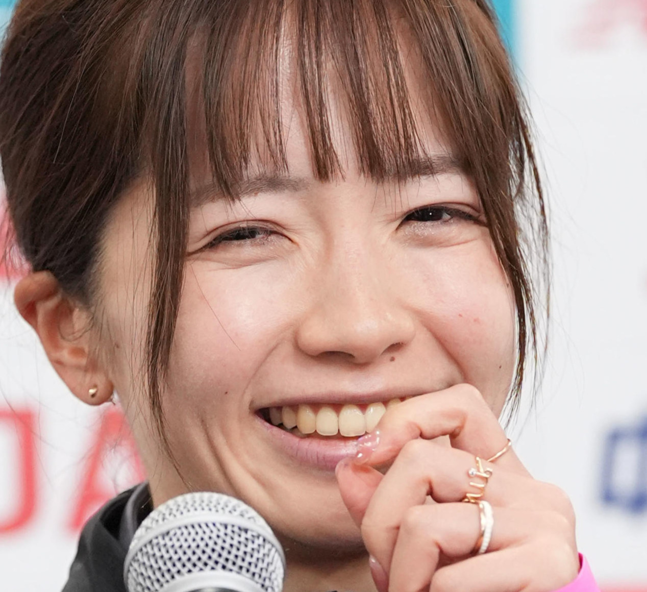 会見で笑顔を見せる佐藤早也伽（撮影・森本幸一）