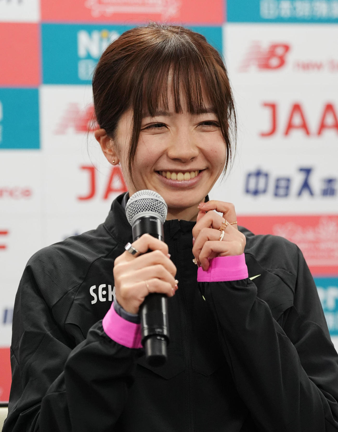 会見で笑顔を見せる佐藤早也伽（撮影・森本幸一）