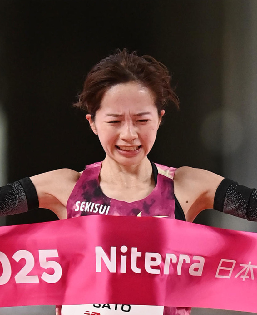 2位でゴールする佐藤早也伽（撮影・森本幸一）