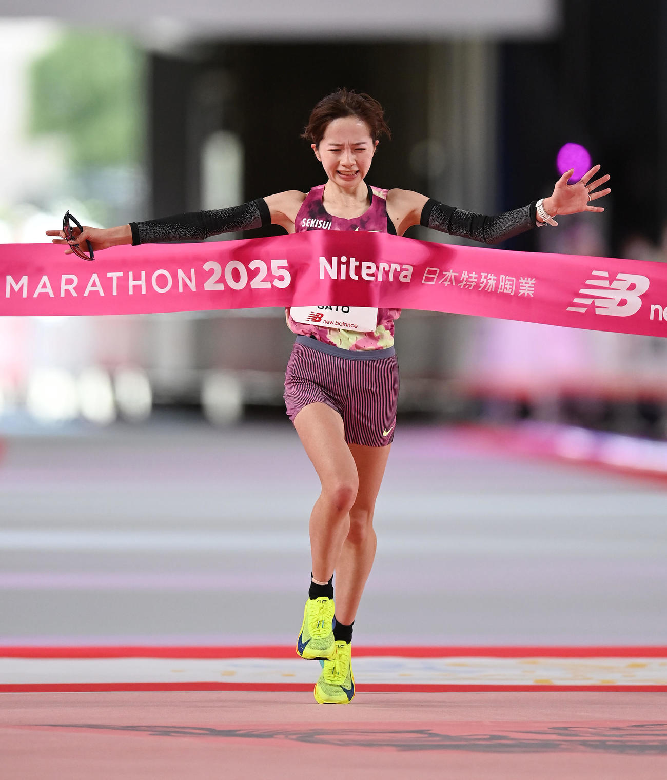 2位でゴールする佐藤早也伽（撮影・森本幸一）
