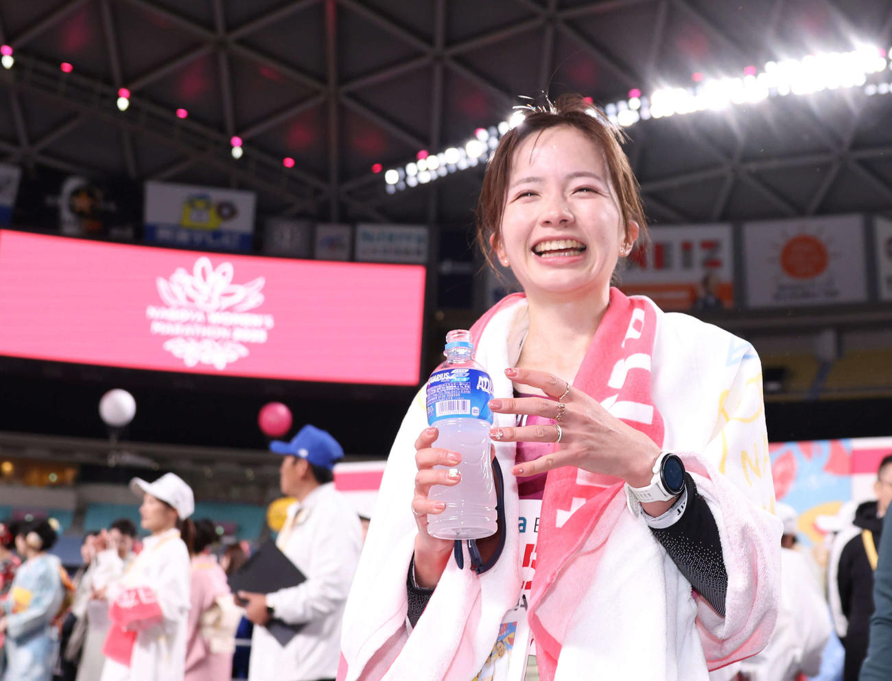 名古屋ウィメンズマラソンで2位となり、笑顔を見せる佐藤（代表撮影）
