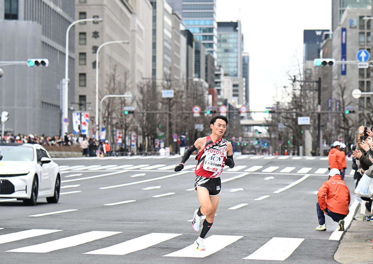 独走態勢で御堂筋を行くトヨタ自動車・湯浅（撮影・和賀正仁）