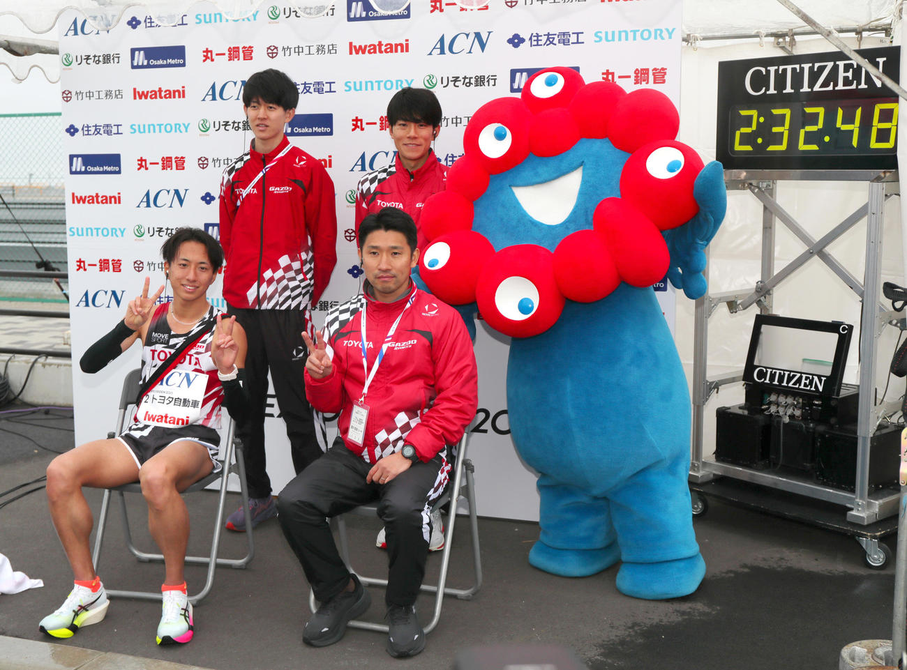 大阪・関西万博の公式キャラクター・ミャクミャクとポーズを決める優勝したトヨタ自動車（撮影・上山淳一）