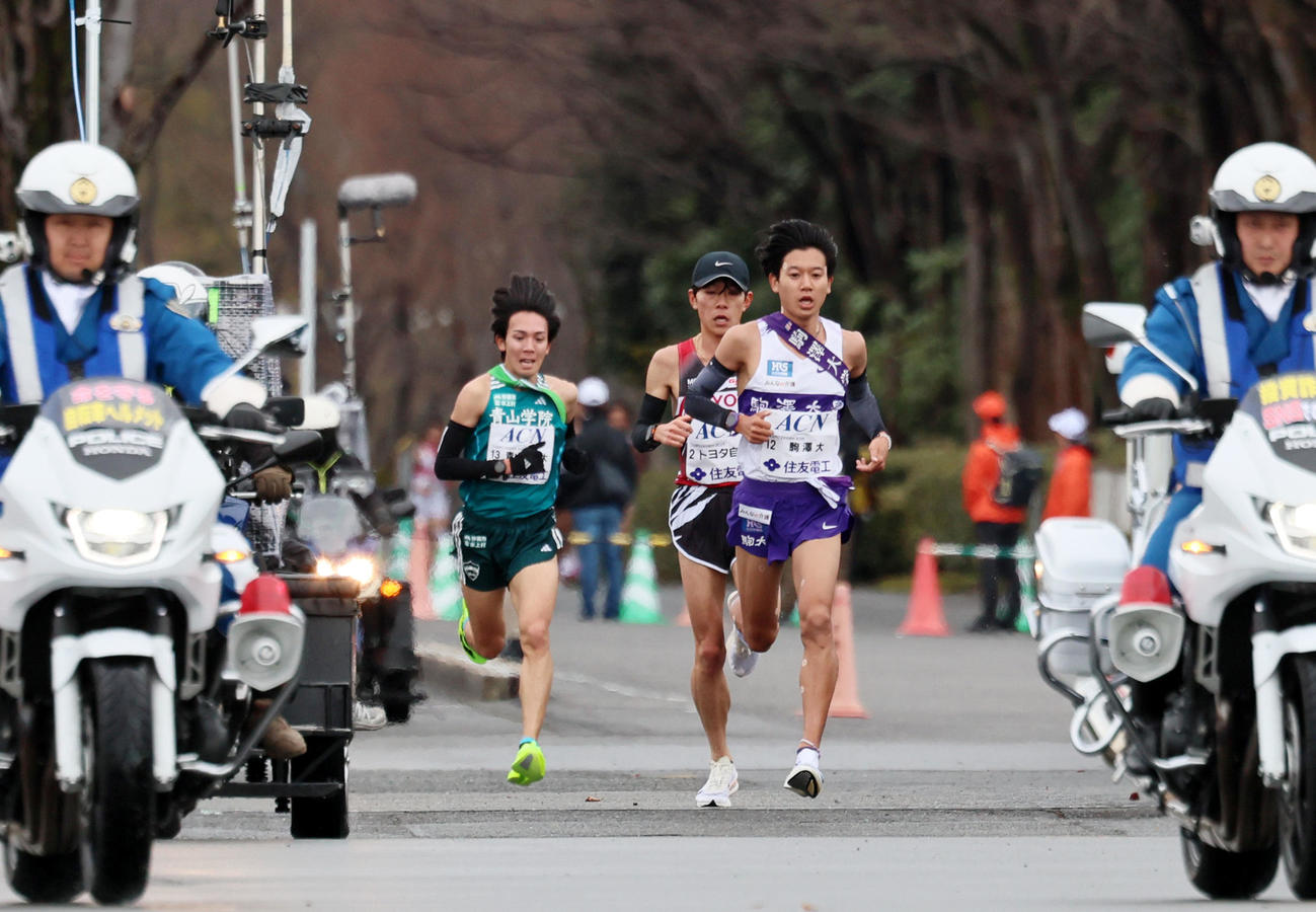 スタートし万博記念公園を走る左から青学大・鶴川正也、トヨタ自動車・吉居大和、駒大・伊藤蒼唯（撮影・加藤哉）