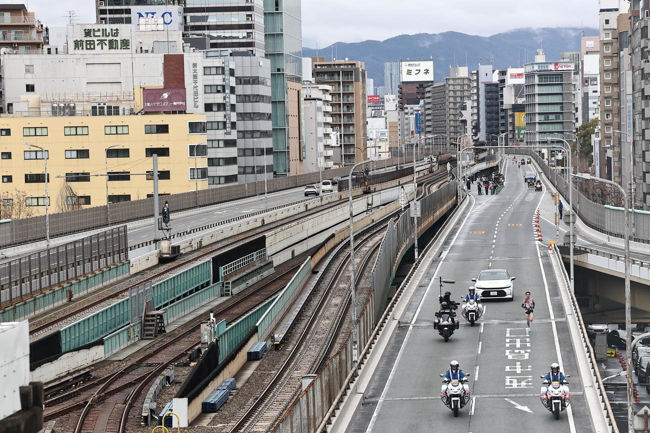 新御堂筋を走るトヨタ・太田は新大阪駅付近を1位で通過する（撮影・上田博志）