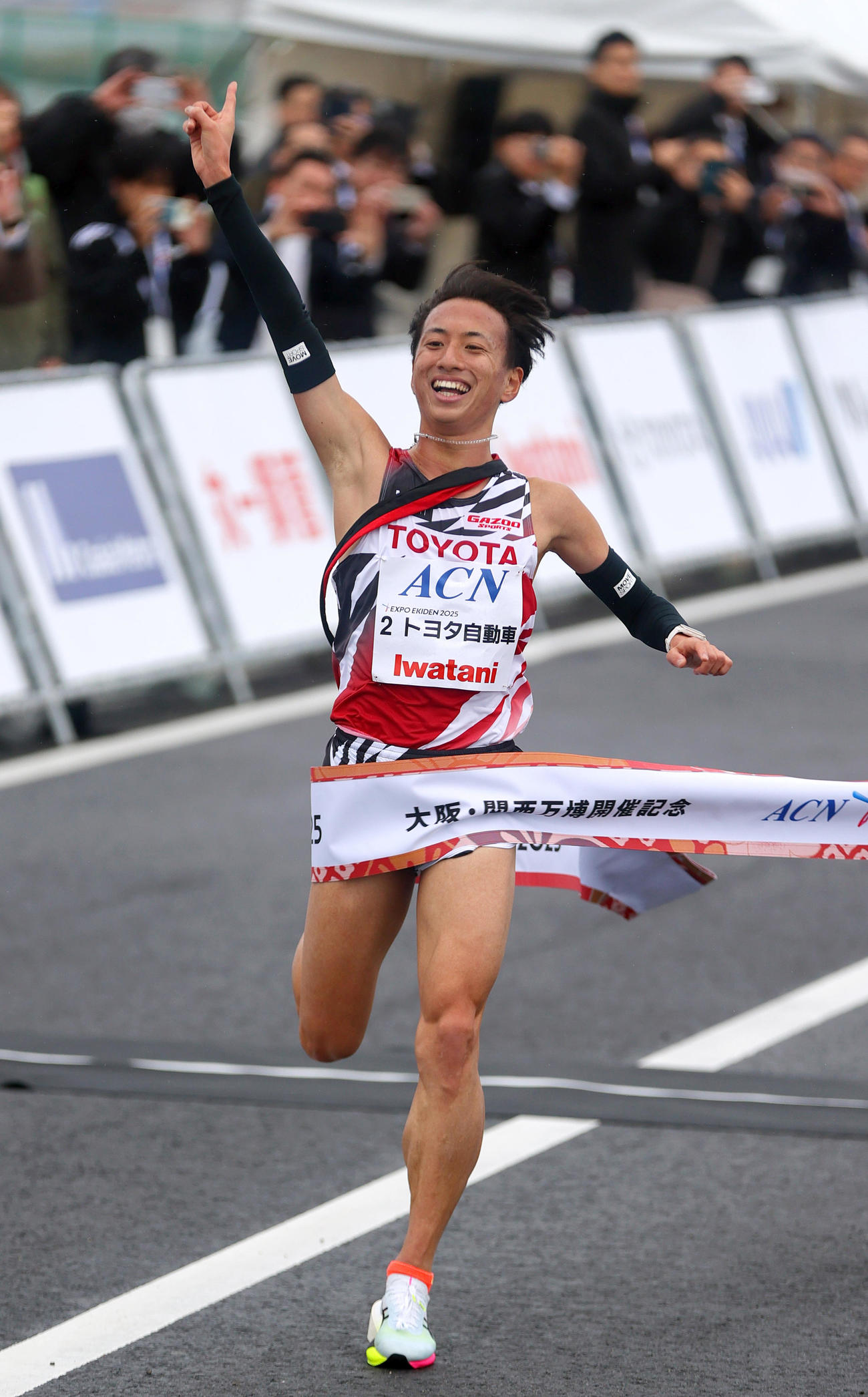 エキスポ駅伝で優勝のゴールテープを切るトヨタ自動車・アンカー内田（撮影・上山淳一）