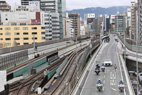 新御堂筋を走るトヨタ・太田は新大阪駅付近を1位で通過する（撮影・上田博志）