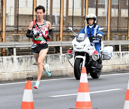 トップで新御堂筋を走るトヨタ自動車・太田（撮影・前岡正明）