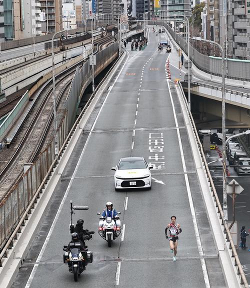 新御堂筋を走るトヨタ・太田は新大阪駅付近を1位で通過する（撮影・上田博志）