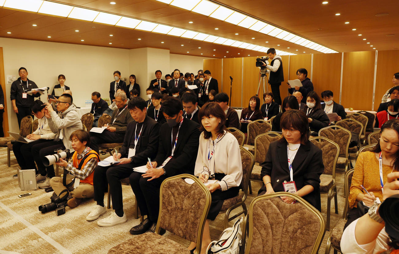 万博駅伝参加チームの会見を取材する報道陣（撮影・加藤哉）