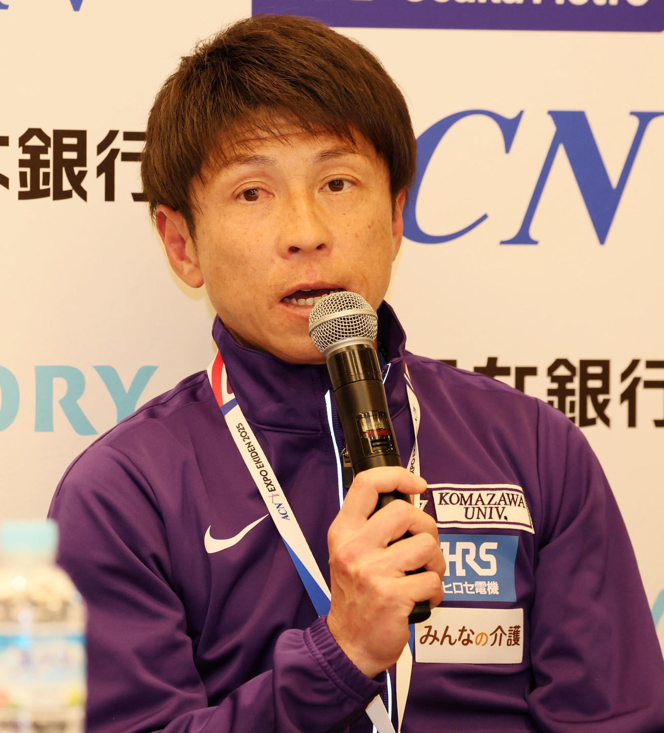 万博駅伝参加チームで会見に出席し意気込みなどを語る駒沢大学・藤田敦史監督（撮影・加藤哉）