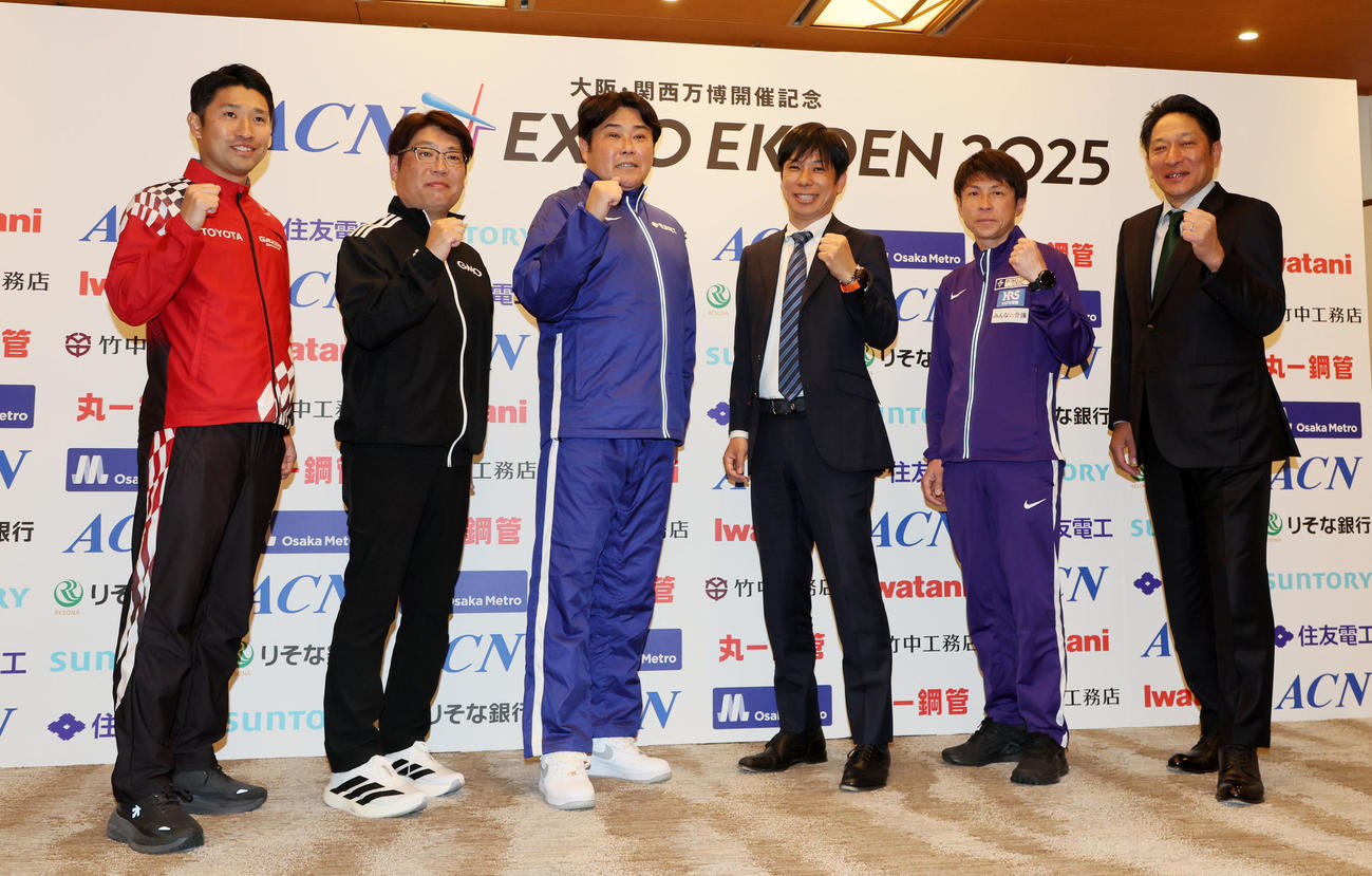 万博駅伝参加チームで会見に出席した左からトヨタ自動車・熊本剛監督、GMO・伊藤公一監督、住友電工・渡辺康幸監督、国学院大・前田康弘監督、駒大・藤田敦史監督、青学大・原晋監督はガッツポーズで記念写真に納まる（撮影・加藤哉）