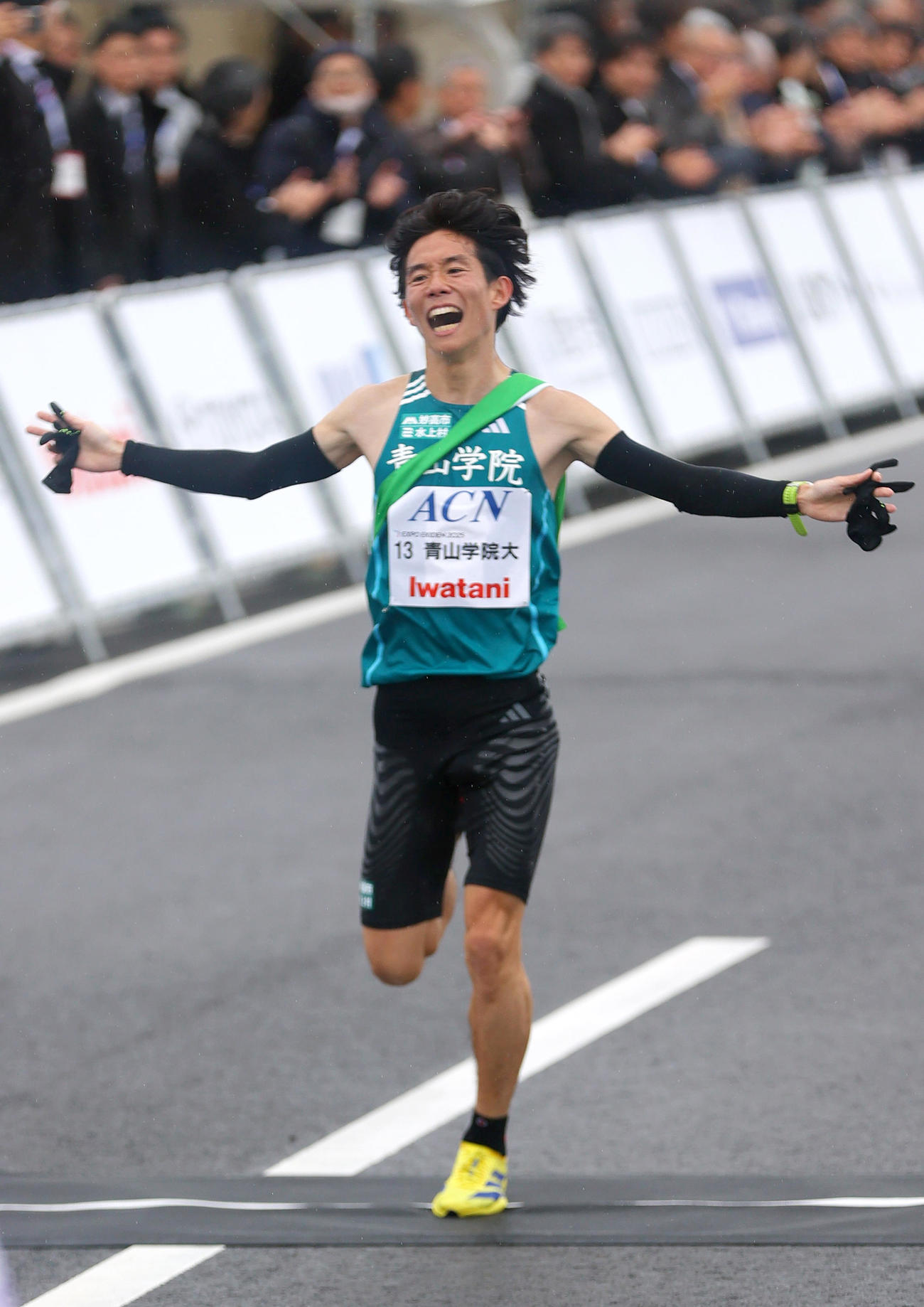 7位でゴールする青学大・アンカー中村（撮影・上山淳一）