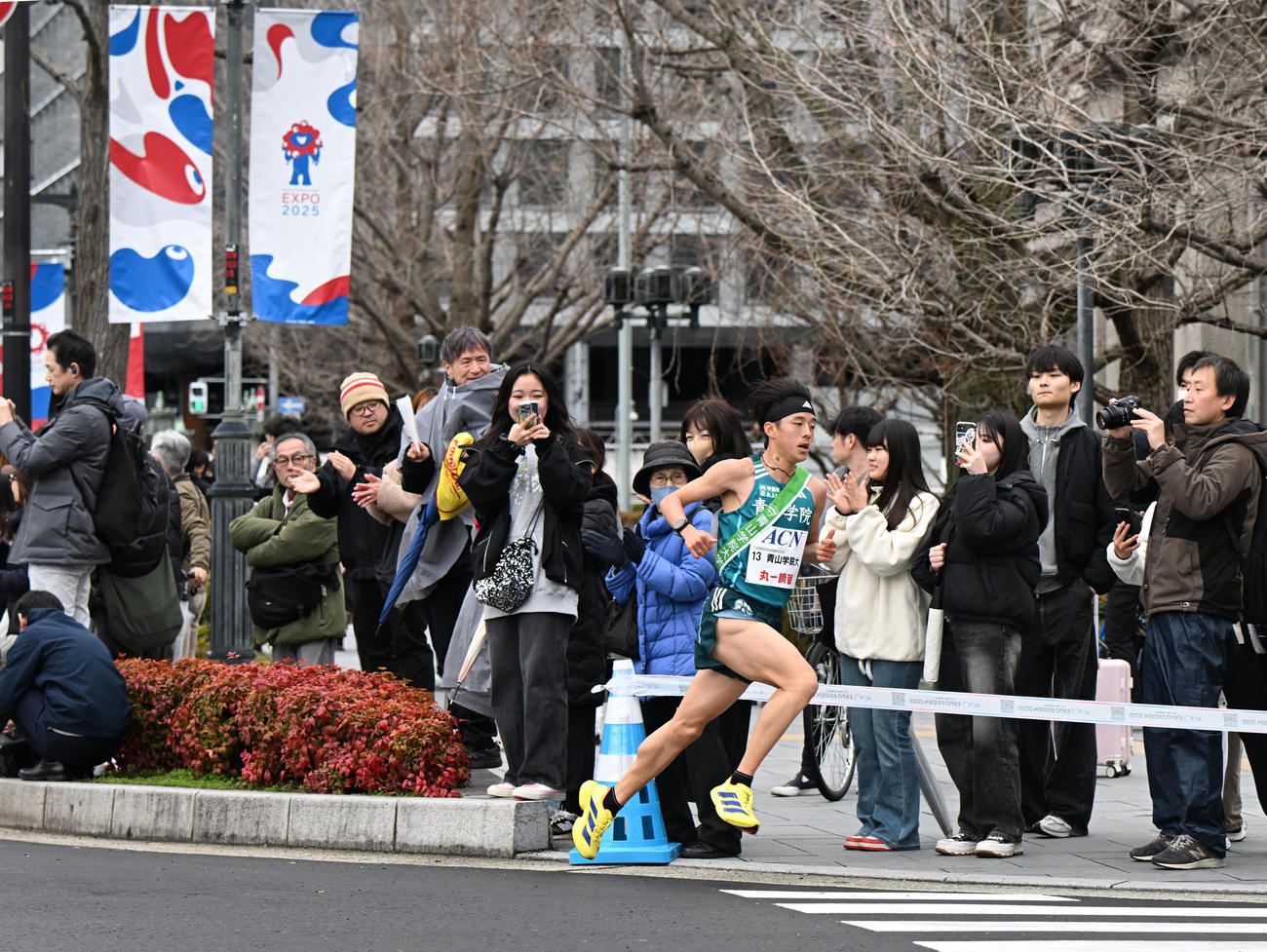 御堂筋を行く青学大・塩出（撮影・和賀正仁）