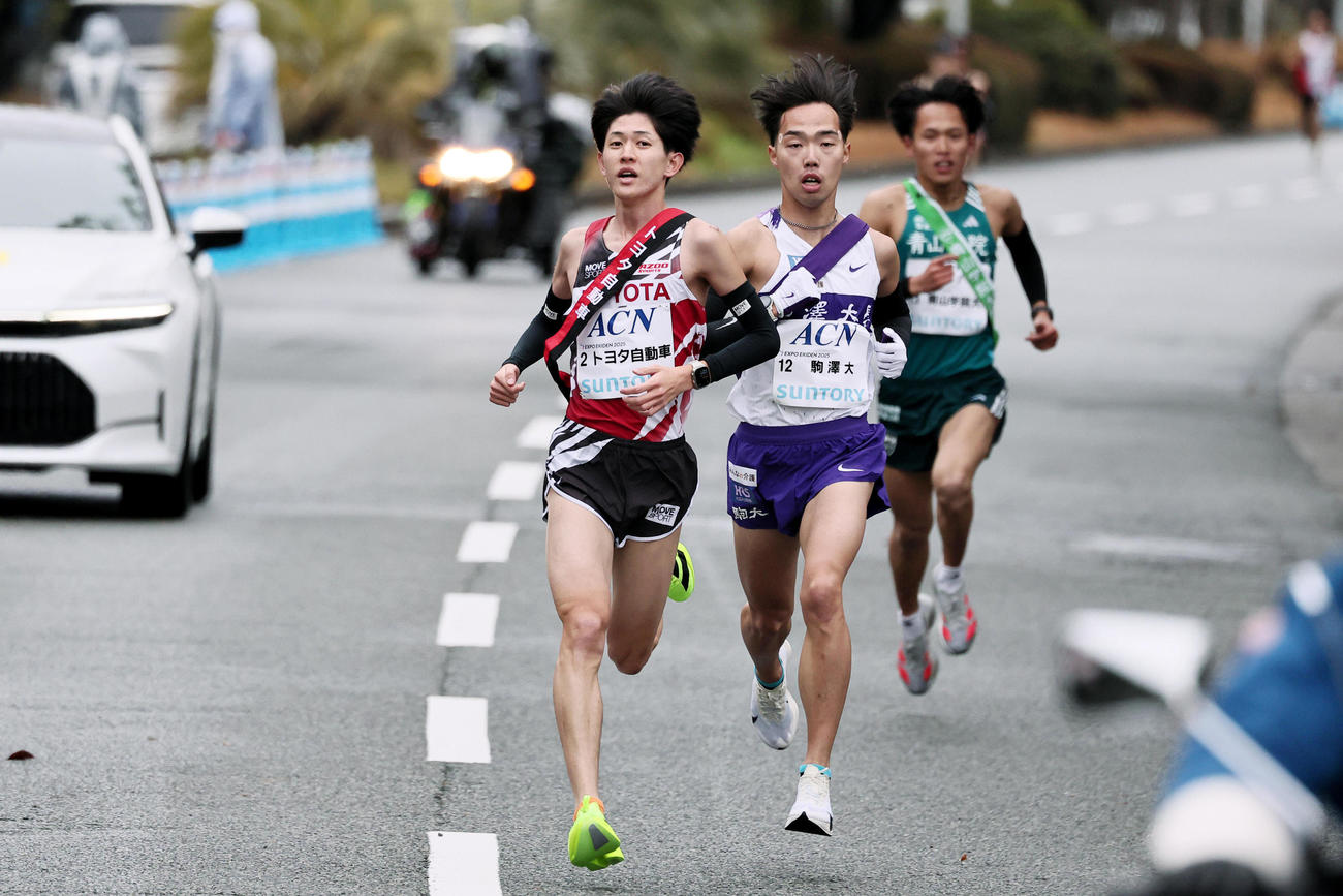 2区、先頭を走るトヨタ自動車の野村優作（左）と駒大の吉本真啓（中央）。右は青学大の小河原陽琉（代表撮影）