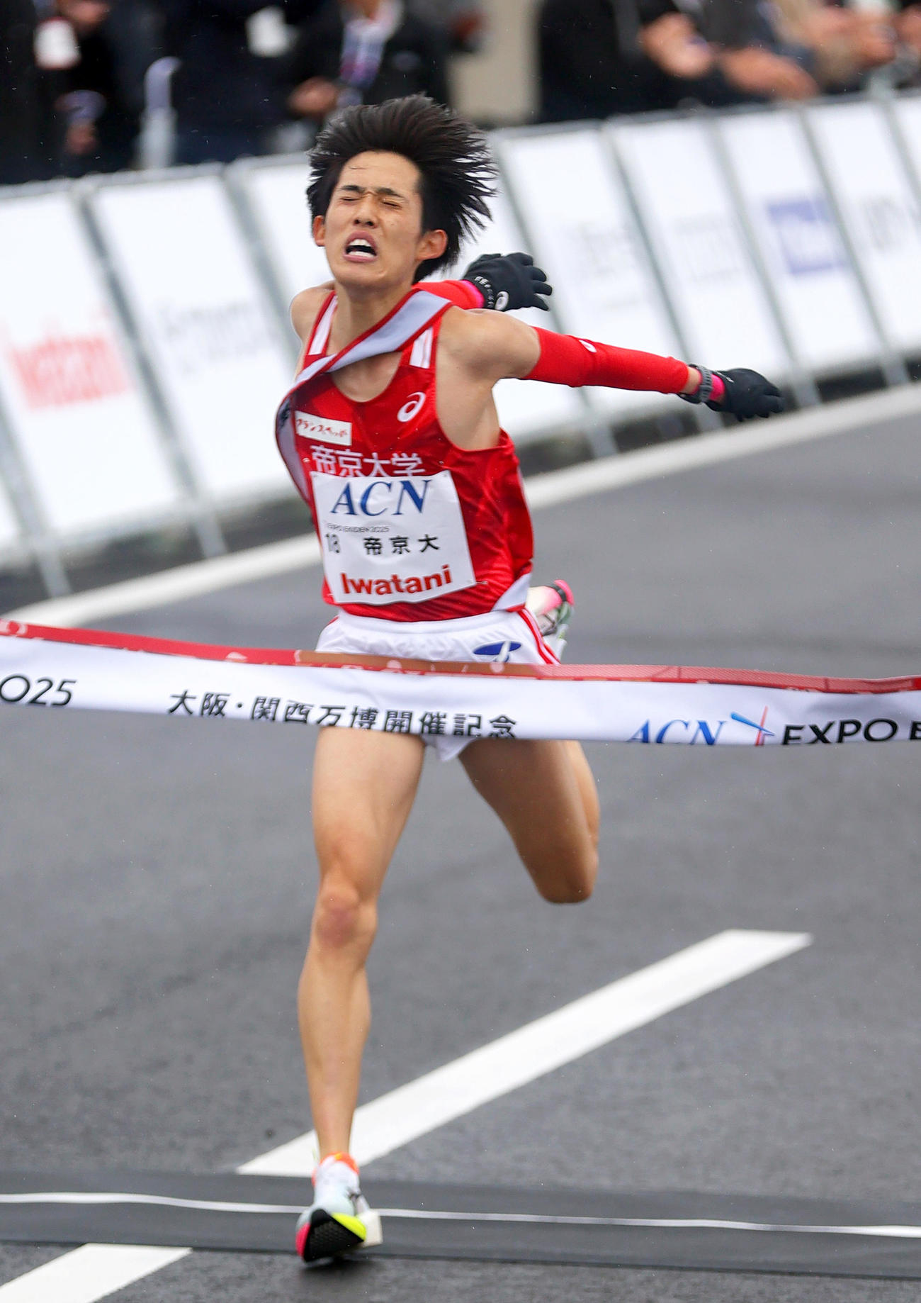 4位でゴールする帝京大・アンカー浅川（撮影・上山淳一）