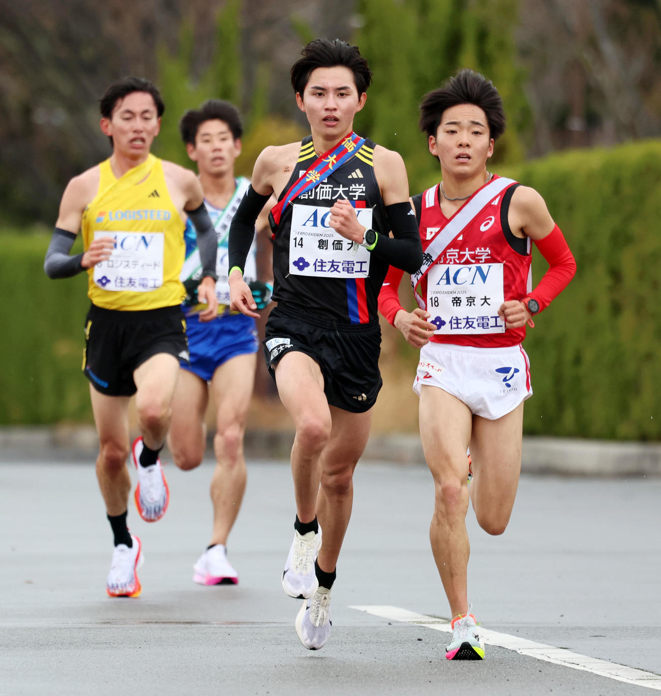 万博記念公園を走る創価大・黒木陽向と右は帝京大・小林咲冴（撮影・加藤哉）