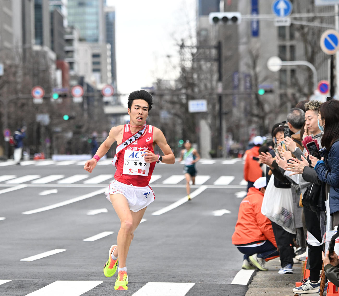 御堂筋を行く帝京大・尾崎v（撮影・和賀正仁）
