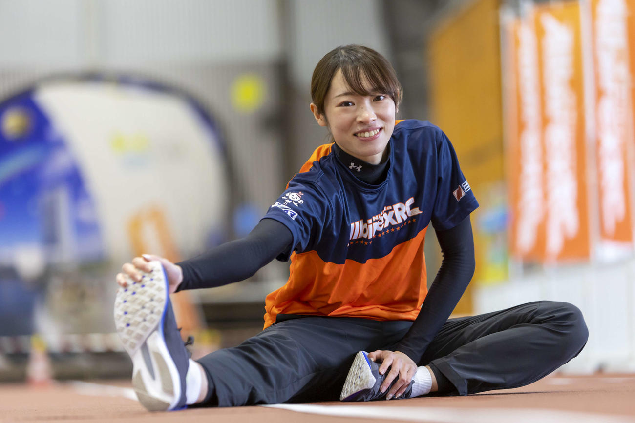 リラックスした様子でストレッチをする広田有紀（2022年2月7日撮影）