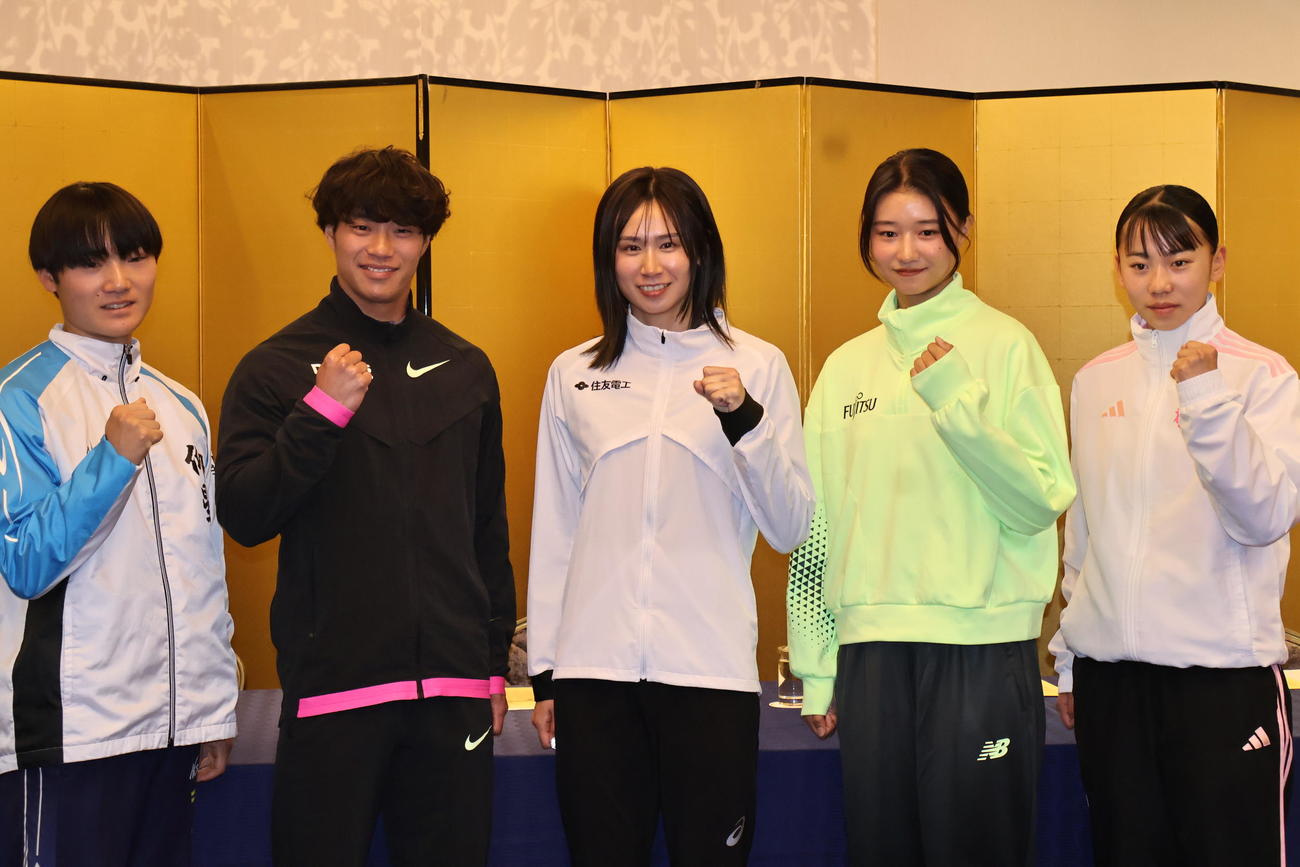 会見に出席した5選手。左から西岡尚輝、坂井隆一郎、秦澄美鈴、田中祐美、久保凛（撮影・竹本穂乃加）