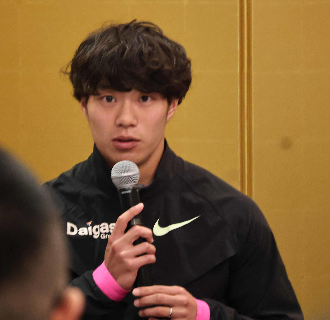 会見に出席した坂井隆一郎（撮影・竹本穂乃加）