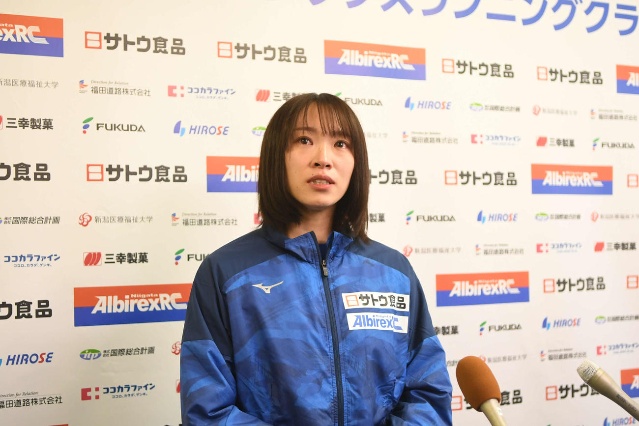 涙を浮かべながら会見に臨む広田