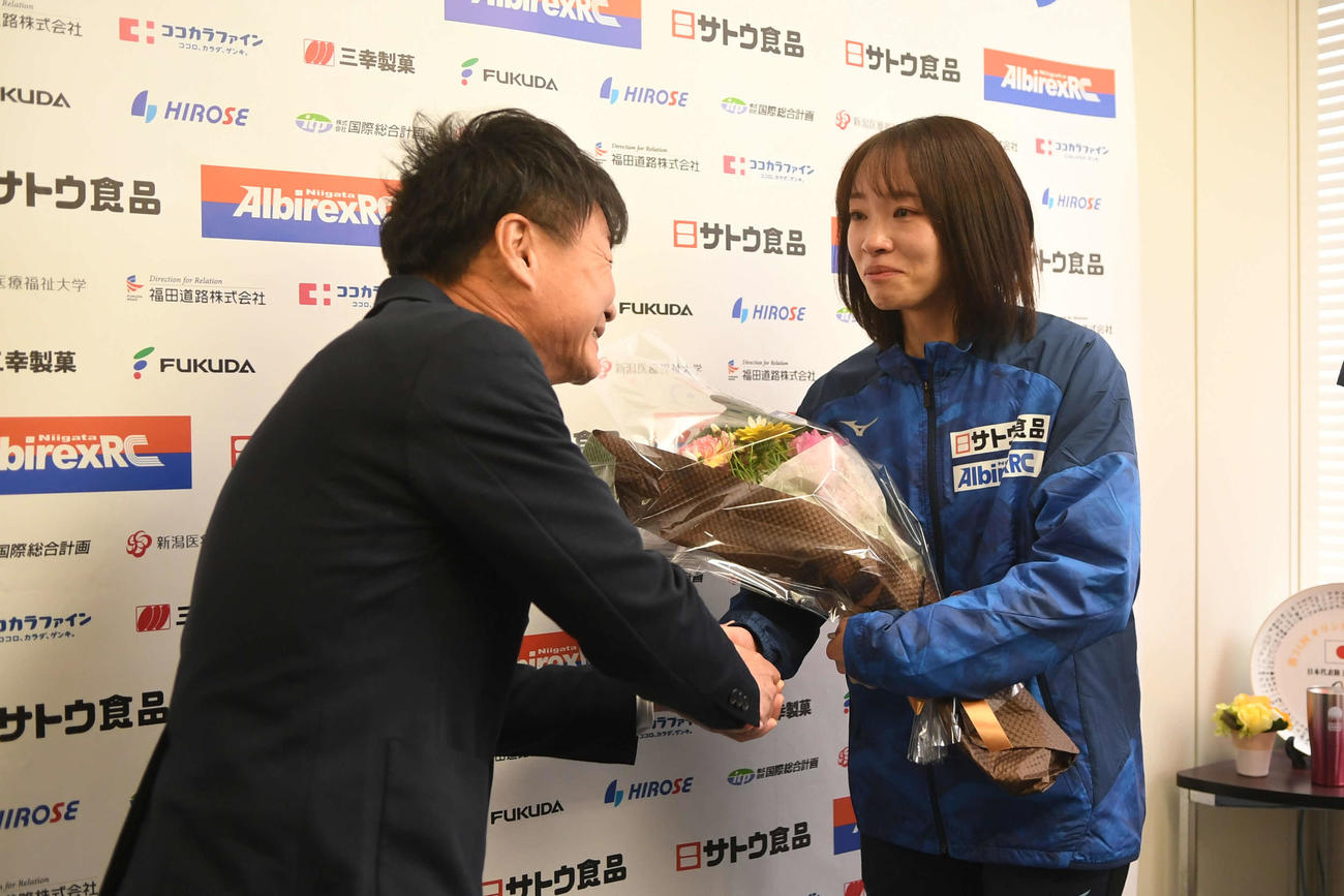 高校時代の恩師、和田氏（左）から花束を贈られる広田