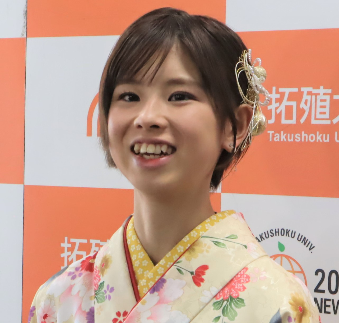 拓大の卒業式前に取材に応じる陸上女子長距離の不破聖衣来（撮影・藤塚大輔）
