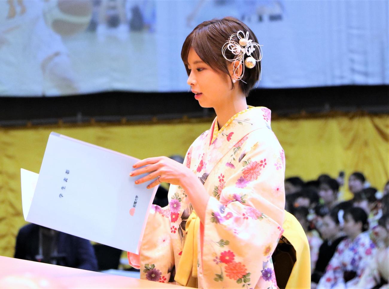 拓大の卒業式に出席した陸上女子長距離の不破聖衣来（拓大広報室提供）