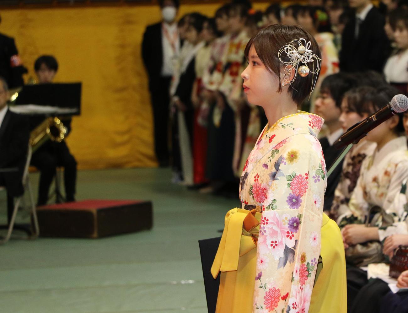 拓大の卒業式に出席した陸上女子長距離の不破聖衣来（拓大広報室提供）