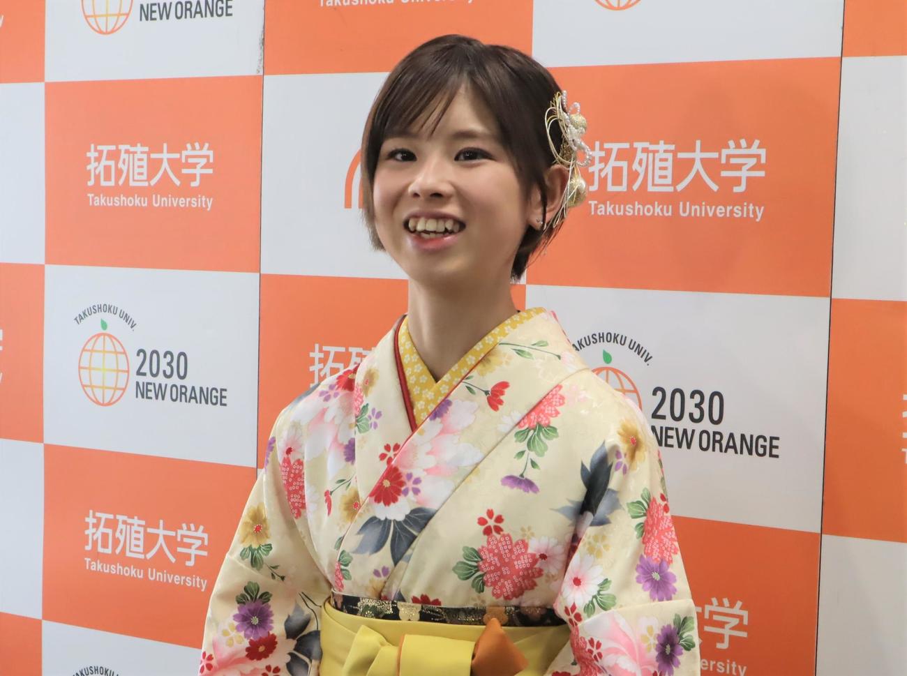 拓大の卒業式前に取材に応じる陸上女子長距離の不破聖衣来（撮影・藤塚大輔）