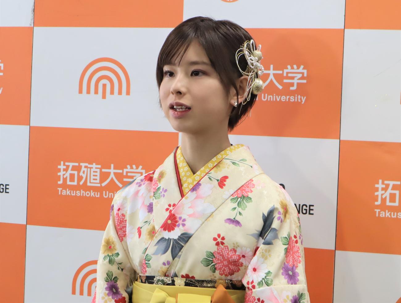 拓大の卒業式前に取材に応じる陸上女子長距離の不破聖衣来（撮影・藤塚大輔）