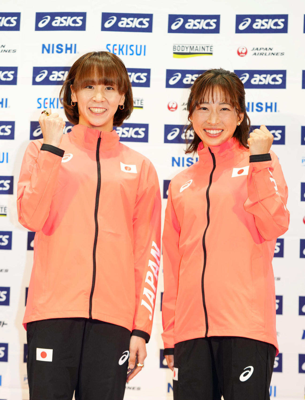 笑顔でガッツポーズする安藤（左）と小林（撮影・横山健太）
