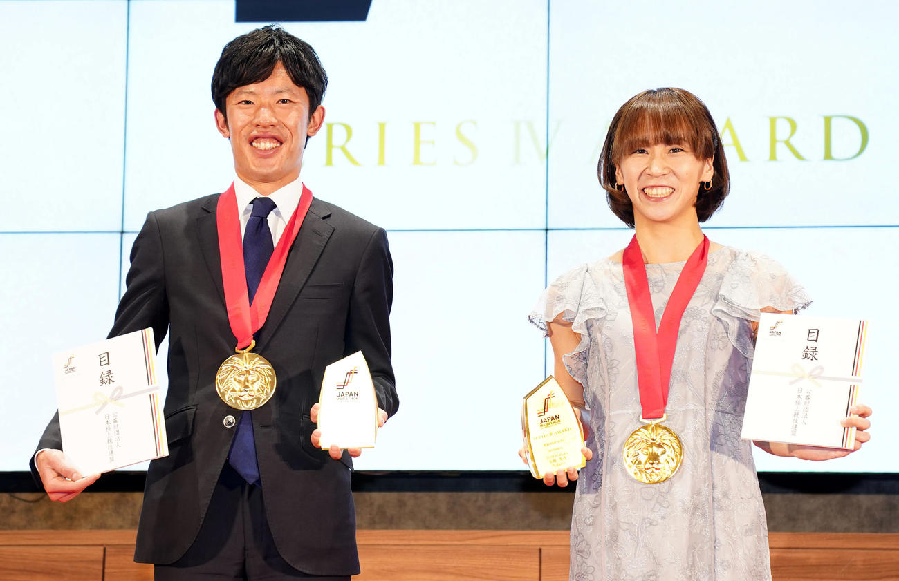 JMCシリーズ4でシリーズチャンピオンとなった小山（左）と安藤（撮影・横山健太）