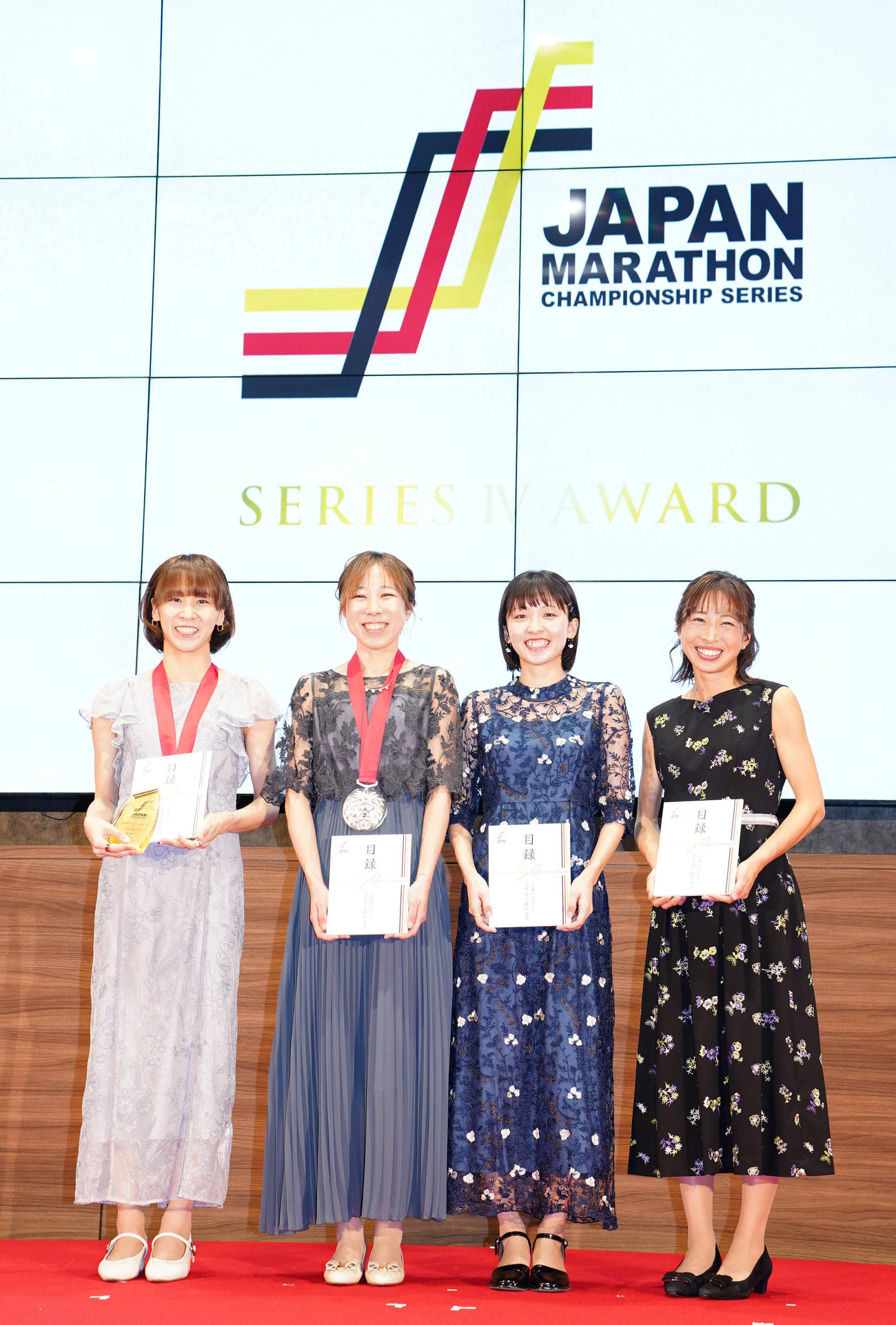 表彰式で笑顔を見せる、左から安藤、鈴木、細田、小林（撮影・横山健太）