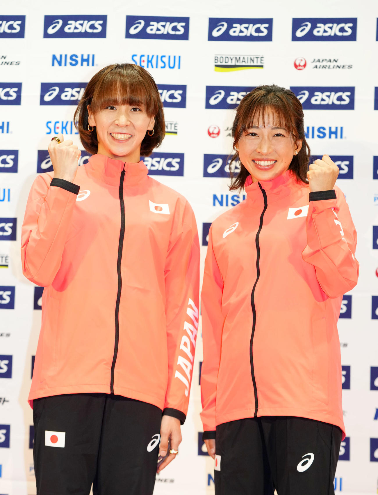 笑顔でガッツポーズする安藤（左）と小林（撮影・横山健太）